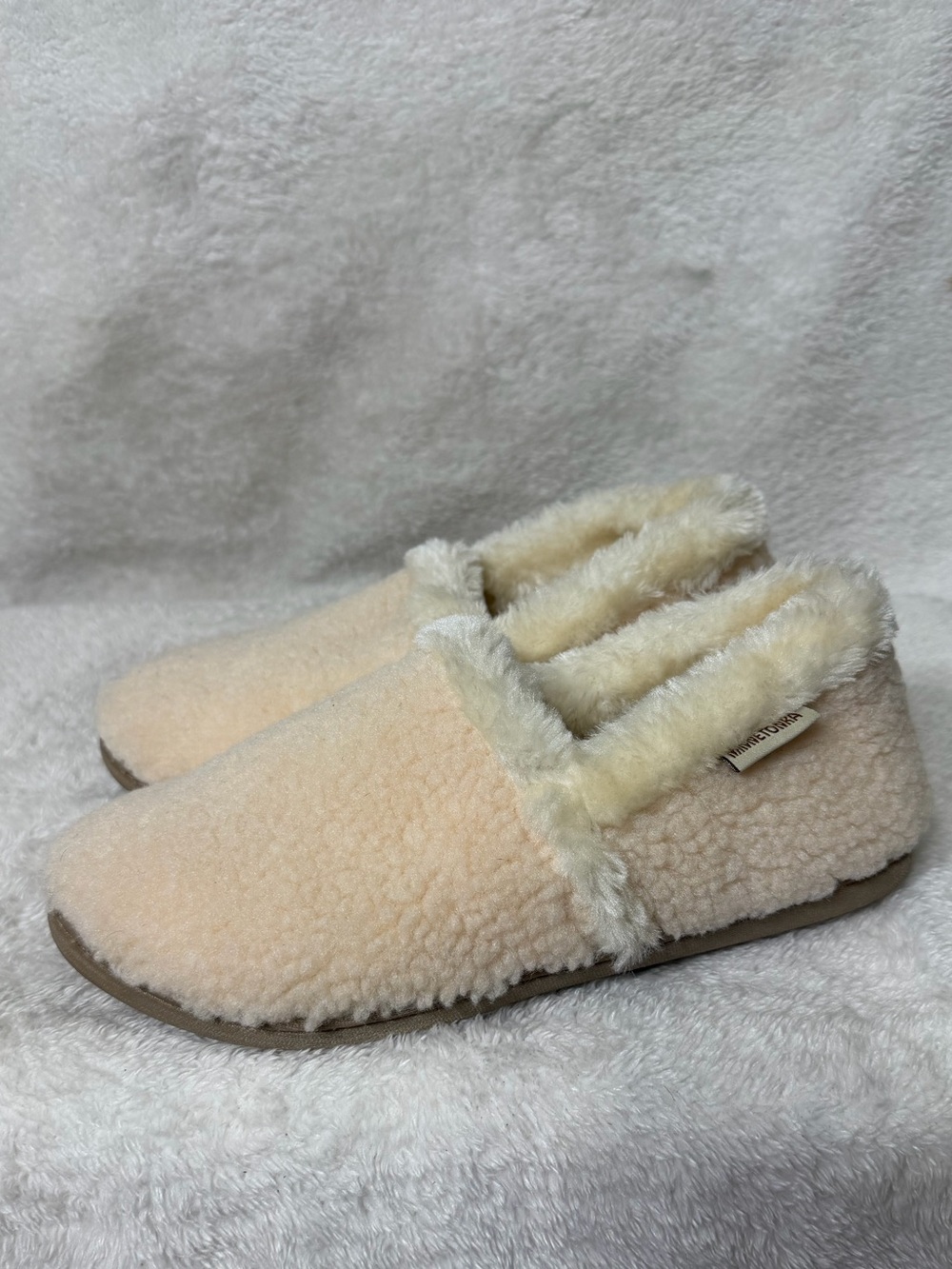Minnetonka Women's Dina moccasin slippers size 8
